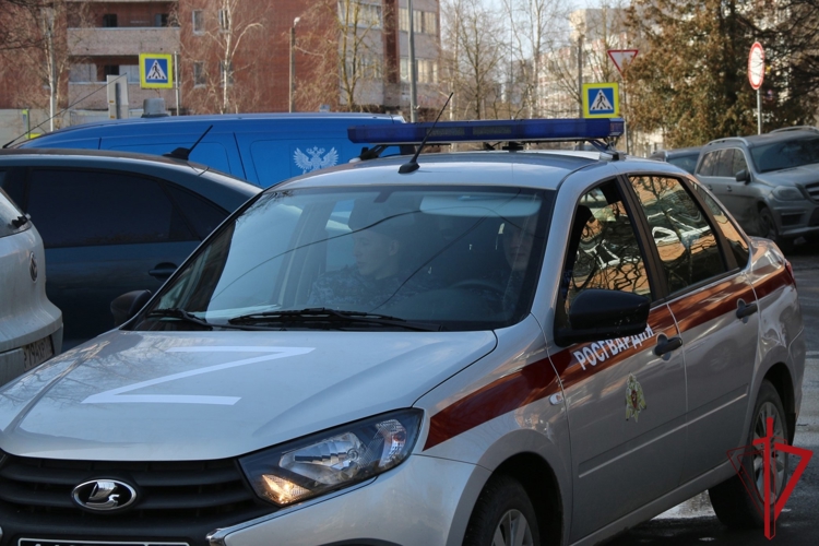В Калининском районе сотрудники Росгвардии задержали правонарушителя, бросившего булыжник в окно квартиры