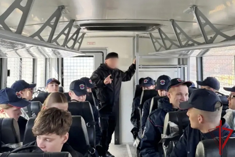 В Санкт-Петербурге представители ОМОН Росгвардии провели встречи с учащимися правоохранительного колледжа
