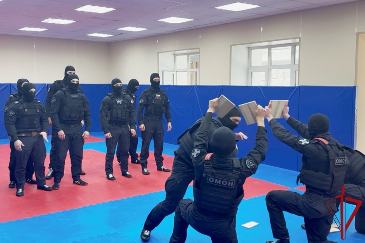 В Санкт-Петербурге представители ОМОН Росгвардии провели встречи с учащимися правоохранительного колледжа