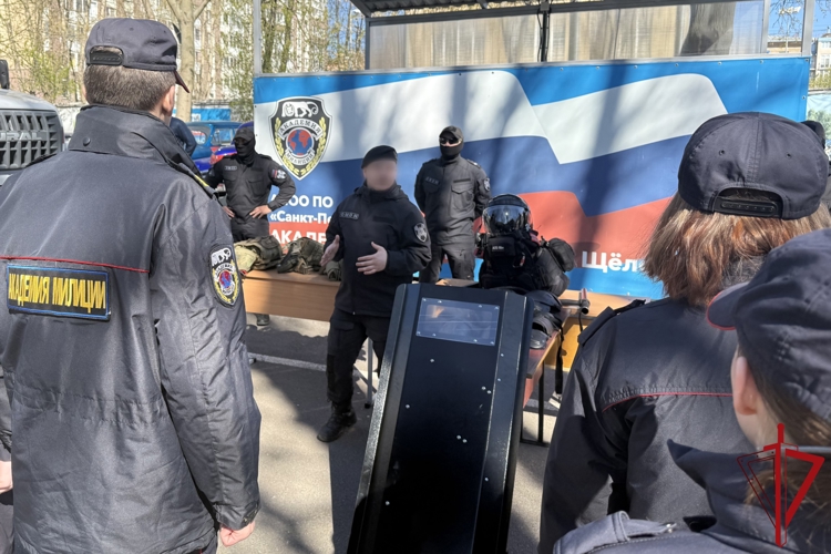 В Санкт-Петербурге представители ОМОН Росгвардии провели встречи с учащимися правоохранительного колледжа