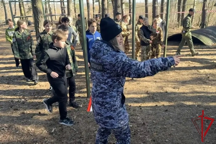 В Санкт-Петербурге представительница Росгвардии приняла участие в проведении военно-патриотической игры «Зарница» для школьников