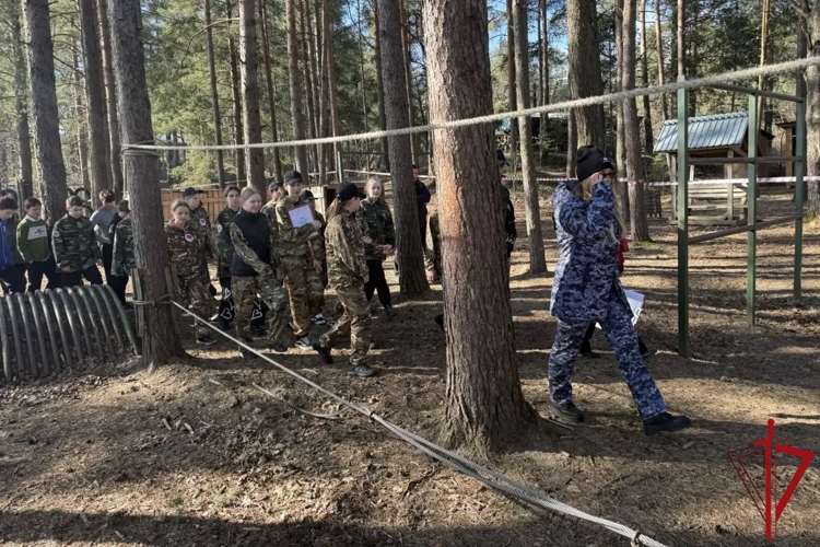 В Санкт-Петербурге представительница Росгвардии приняла участие в проведении военно-патриотической игры «Зарница» для школьников