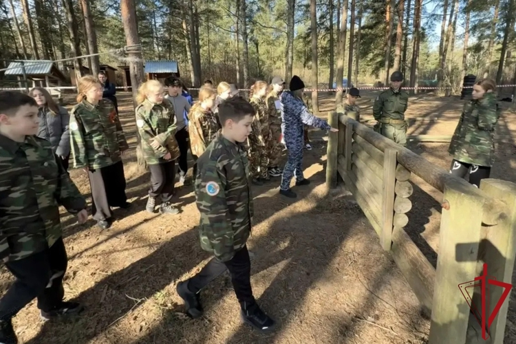 В Санкт-Петербурге представительница Росгвардии приняла участие в проведении военно-патриотической игры «Зарница» для школьников