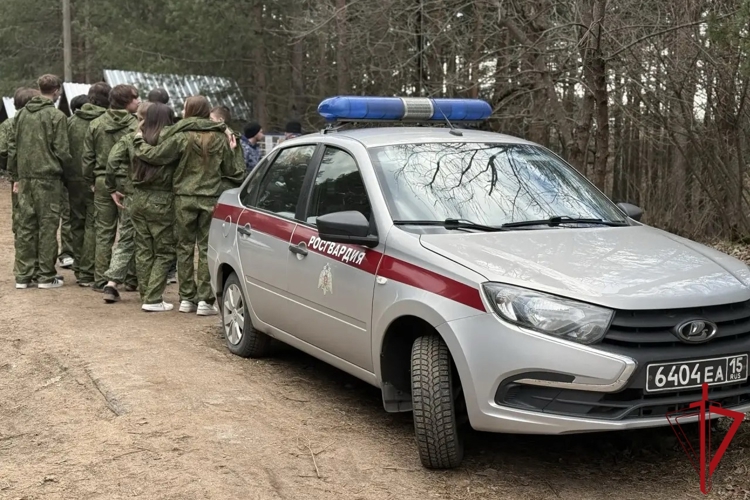 В Санкт-Петербурге представительница Росгвардии приняла участие в проведении военно-патриотической игры «Зарница» для школьников