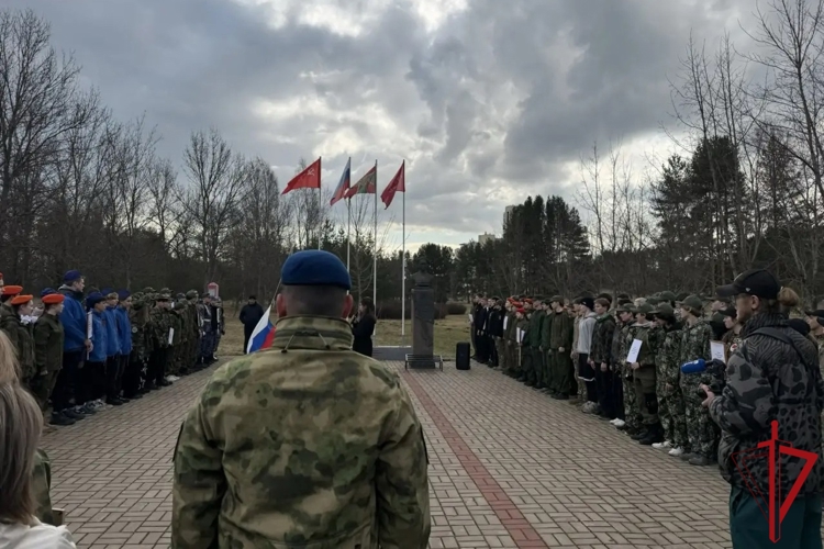 В Санкт-Петербурге представительница Росгвардии приняла участие в проведении военно-патриотической игры «Зарница» для школьников