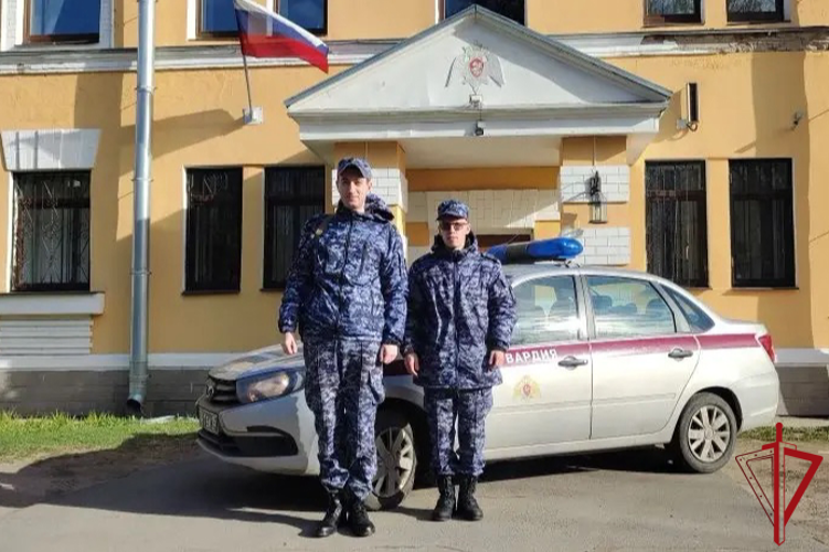 В Ленинградской области сотрудники Росгвардии обнаружили возгорание в жилом доме и эвакуировали жильцов