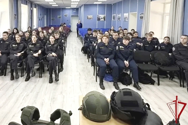 Сотрудники ОМОН «Бастион» провели в правоохранительном колледже урок мужества, посвящённый 10-летию Росгвардии