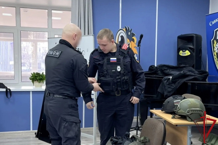 Сотрудники ОМОН «Бастион» провели в правоохранительном колледже урок мужества, посвящённый 10-летию Росгвардии