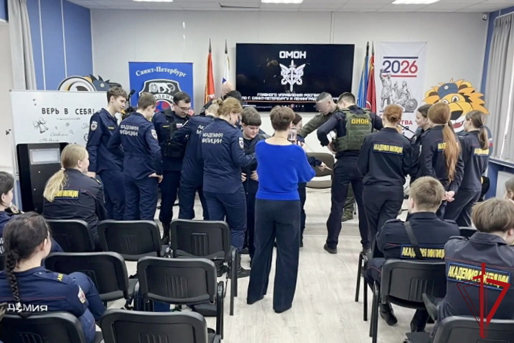 Сотрудники ОМОН «Бастион» провели в правоохранительном колледже урок мужества, посвящённый 10-летию Росгвардии
