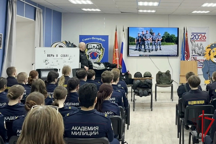 Сотрудники ОМОН «Бастион» провели в правоохранительном колледже урок мужества, посвящённый 10-летию Росгвардии