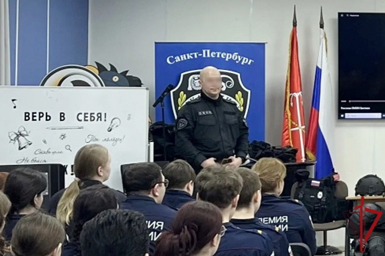 Сотрудники ОМОН «Бастион» провели в правоохранительном колледже урок мужества, посвящённый 10-летию Росгвардии