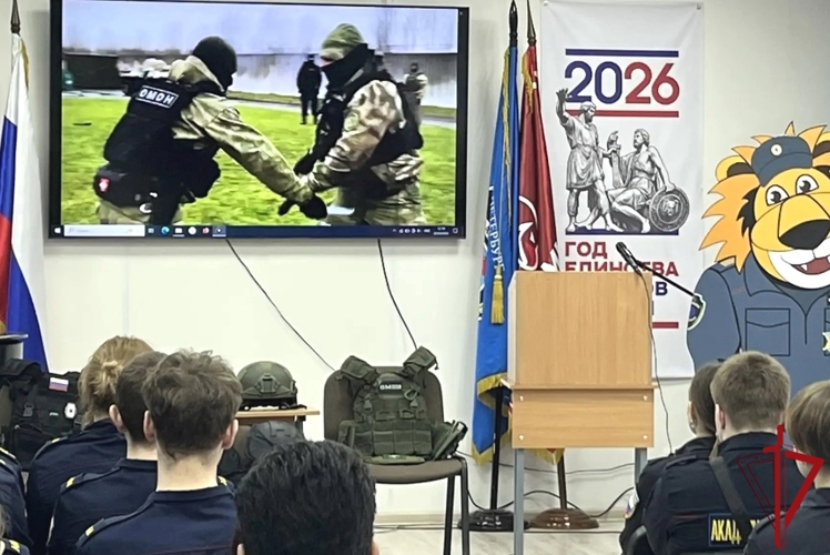 Сотрудники ОМОН «Бастион» провели в правоохранительном колледже урок мужества, посвящённый 10-летию Росгвардии