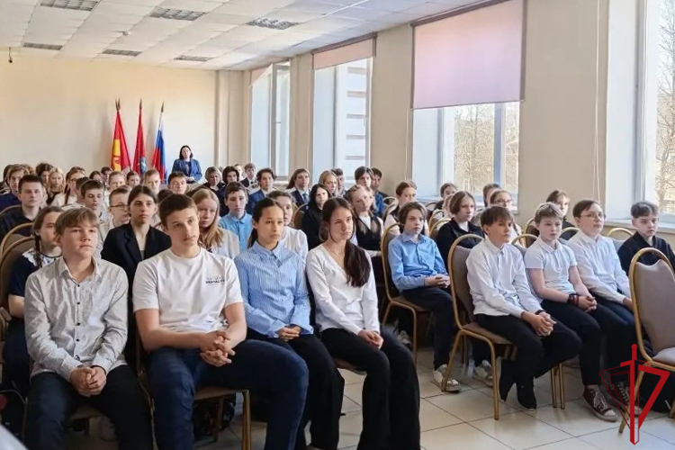 В Кировске представители Росгвардии провели урок мужества для школьников