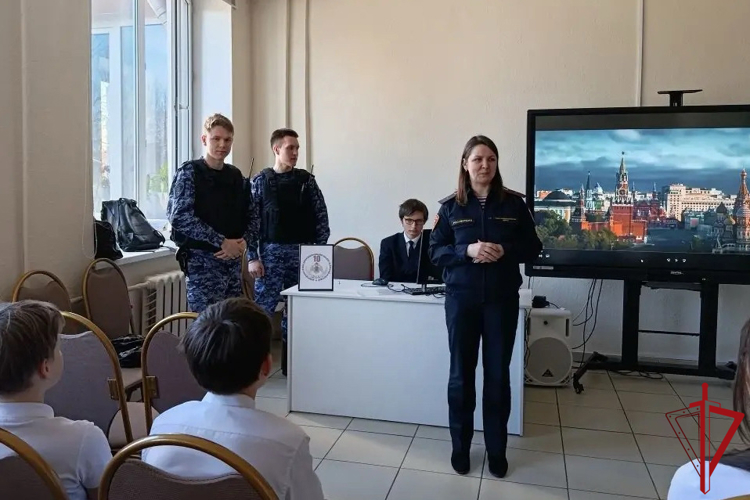 В Кировске представители Росгвардии провели урок мужества для школьников