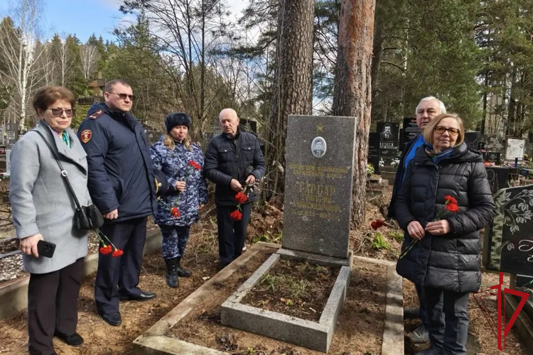 В Санкт-Петербурге представители Росгвардии почтили память коллеги, погибшего при исполнении служебного долга