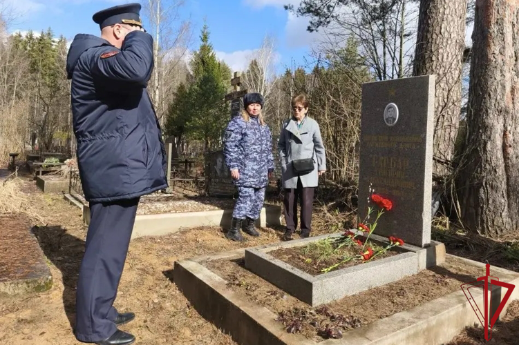 В Санкт-Петербурге представители Росгвардии почтили память коллеги, погибшего при исполнении служебного долга