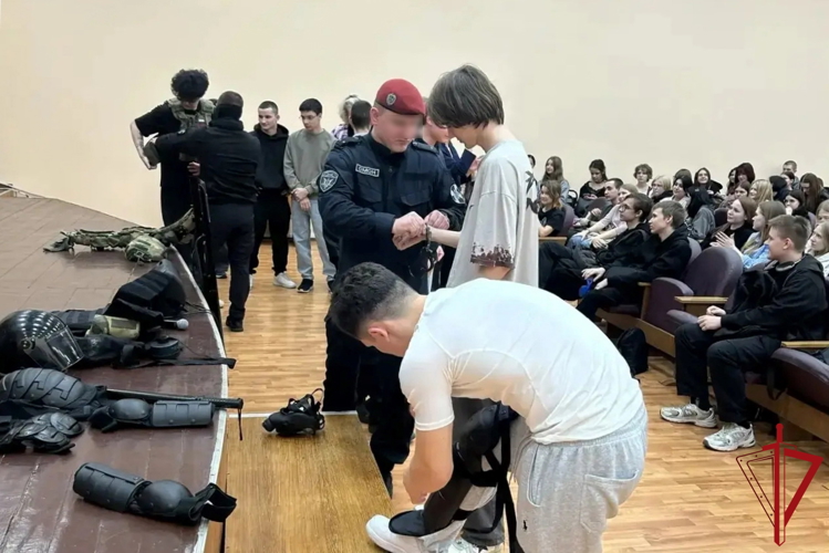 Урок мужества для учащихся петербургского колледжа провели сотрудники ОМОН «Бастион» Росгвардии