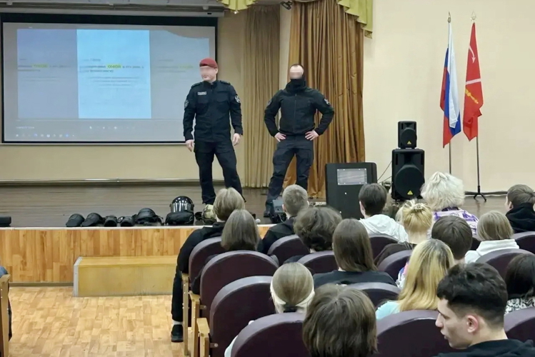 Урок мужества для учащихся петербургского колледжа провели сотрудники ОМОН «Бастион» Росгвардии