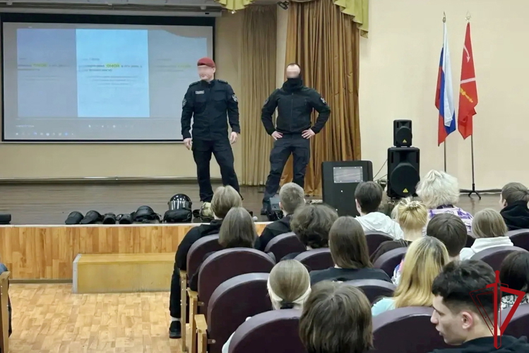 Урок мужества для учащихся петербургского колледжа провели сотрудники ОМОН «Бастион» Росгвардии