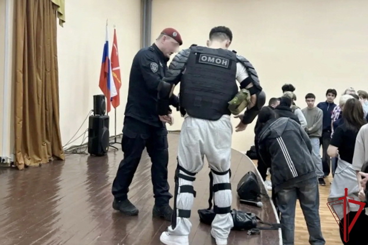 Урок мужества для учащихся петербургского колледжа провели сотрудники ОМОН «Бастион» Росгвардии