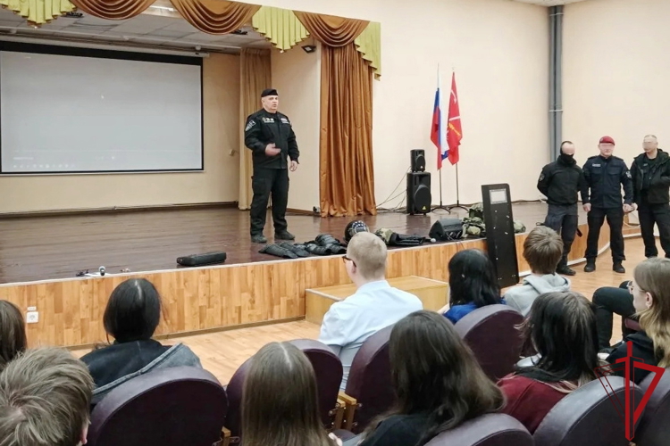 Урок мужества для учащихся петербургского колледжа провели сотрудники ОМОН «Бастион» Росгвардии