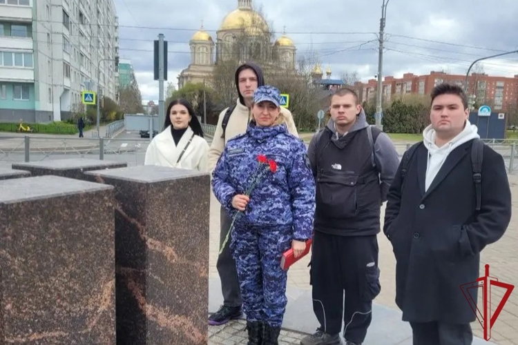 В Санкт-Петербурге сотрудники Росгвардии приняли участие в мероприятиях, посвященных Международному дню памяти погибших в радиационных авариях и катастрофах 