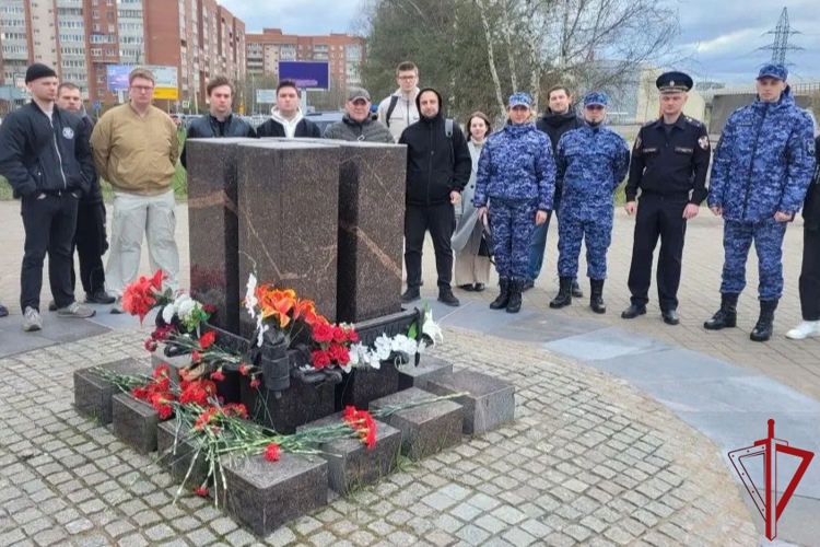 В Санкт-Петербурге сотрудники Росгвардии приняли участие в мероприятиях, посвященных Международному дню памяти погибших в радиационных авариях и катастрофах 