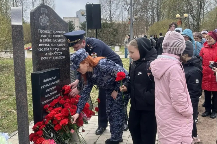 В Санкт-Петербурге и Ленинградской области сотрудники Росгвардии почтили память погибших в радиационных авариях и катастрофах