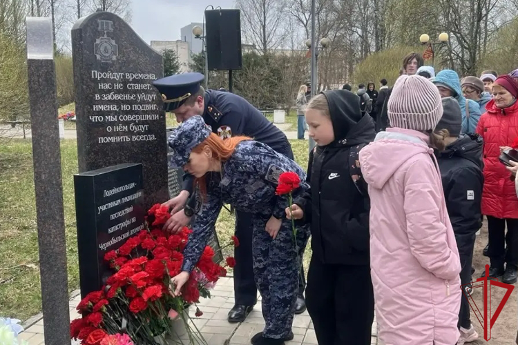 В Санкт-Петербурге и Ленинградской области сотрудники Росгвардии почтили память погибших в радиационных авариях и катастрофах