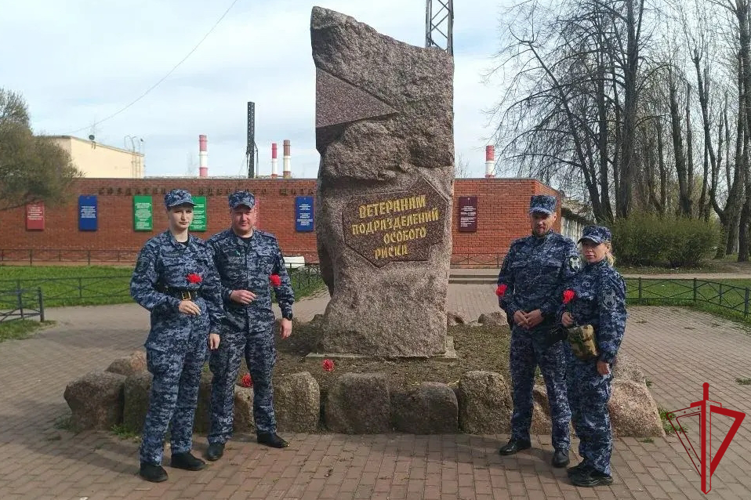 В Санкт-Петербурге и Ленинградской области сотрудники Росгвардии почтили память погибших в радиационных авариях и катастрофах