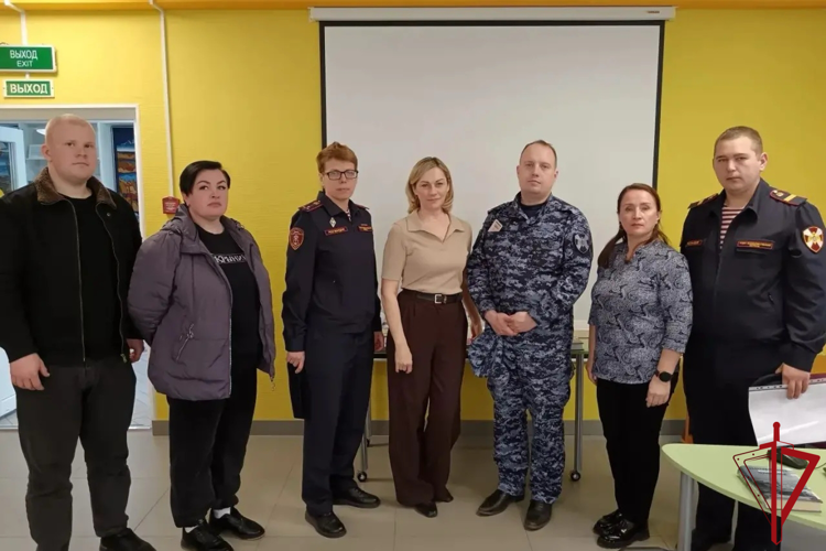 В Санкт-Петербурге и Ленинградской области сотрудники Росгвардии почтили память погибших в радиационных авариях и катастрофах