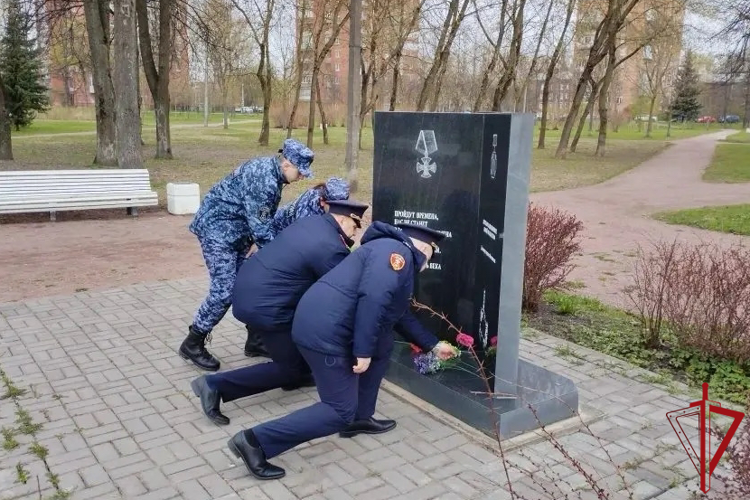 В Санкт-Петербурге и Ленинградской области сотрудники Росгвардии почтили память погибших в радиационных авариях и катастрофах