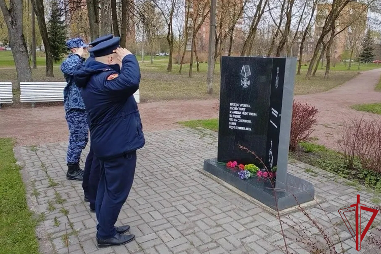 В Санкт-Петербурге и Ленинградской области сотрудники Росгвардии почтили память погибших в радиационных авариях и катастрофах