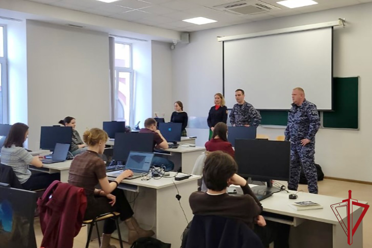 В Петербурге сотрудники Росгвардии провели встречи со школьниками и студентами