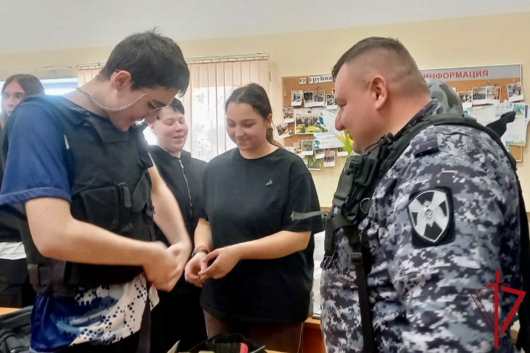 В Петербурге сотрудники Росгвардии провели встречи со школьниками и студентами