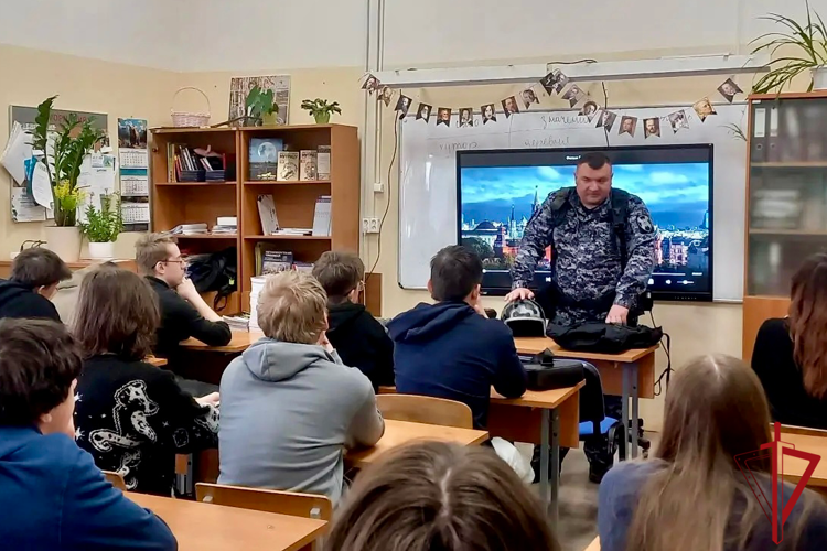 В Петербурге сотрудники Росгвардии провели встречи со школьниками и студентами