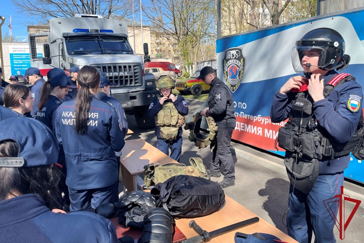 В Санкт-Петербурге представители ОМОН Росгвардии провели встречи с учащимися правоохранительного колледжа