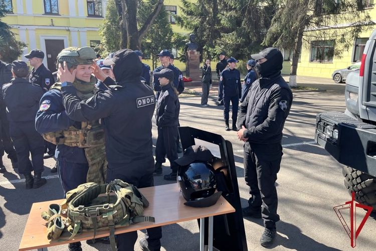 В Санкт-Петербурге представители ОМОН Росгвардии провели встречи с учащимися правоохранительного колледжа