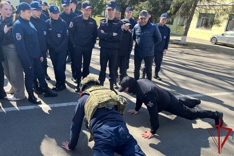 В Санкт-Петербурге представители ОМОН Росгвардии провели встречи с учащимися правоохранительного колледжа