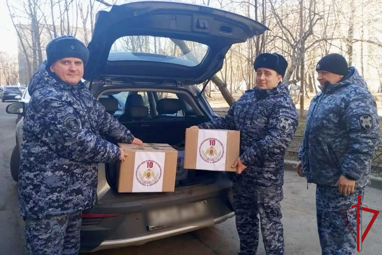 Сотрудники вневедомственной охраны Василеостровского района собрали гуманитарную помощь для бойцов, находящихся на СВО