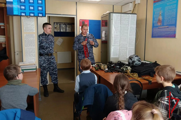 В Приозерске сотрудники вневедомственной охраны Росгвардии провели урок мужества для школьников