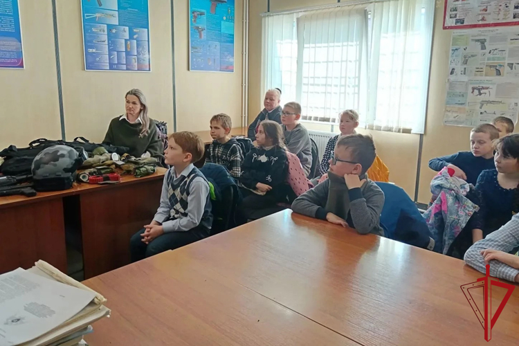 В Приозерске сотрудники вневедомственной охраны Росгвардии провели урок мужества для школьников