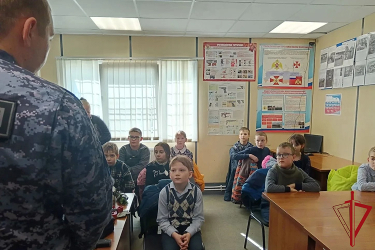 В Приозерске сотрудники вневедомственной охраны Росгвардии провели урок мужества для школьников