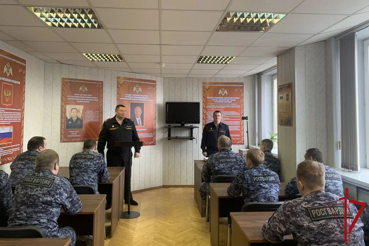 В роте по охране имущества физических и юридических лиц при транспортировке регионального Управления вневедомственной охраны состоялось торжественное совещание