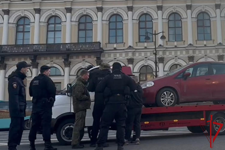 В Адмиралтейском районе ОМОН Росгвардии оказал содействие полиции при проведении рейда по проверке соблюдения правил дорожного движения и миграционного законодательства