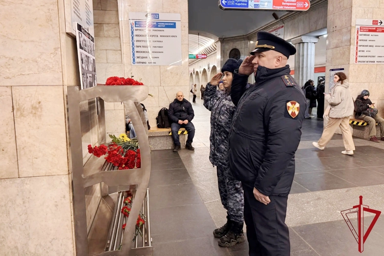 Представители Росгвардии почтили память жертв террористического акта в петербургском метро