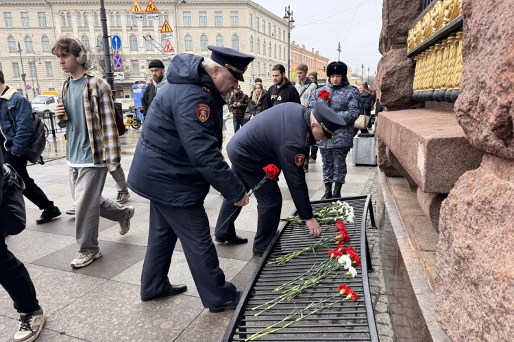 Представители Росгвардии почтили память жертв террористического акта в петербургском метро