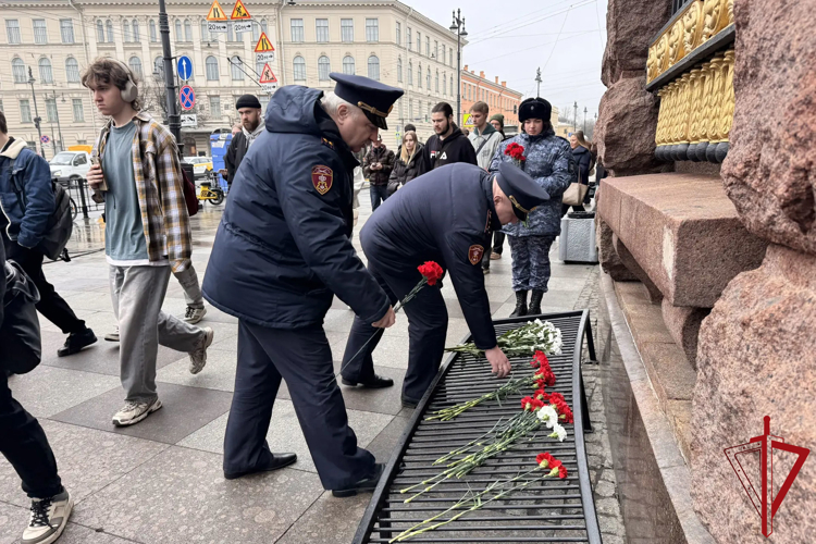 Представители Росгвардии почтили память жертв террористического акта в петербургском метро