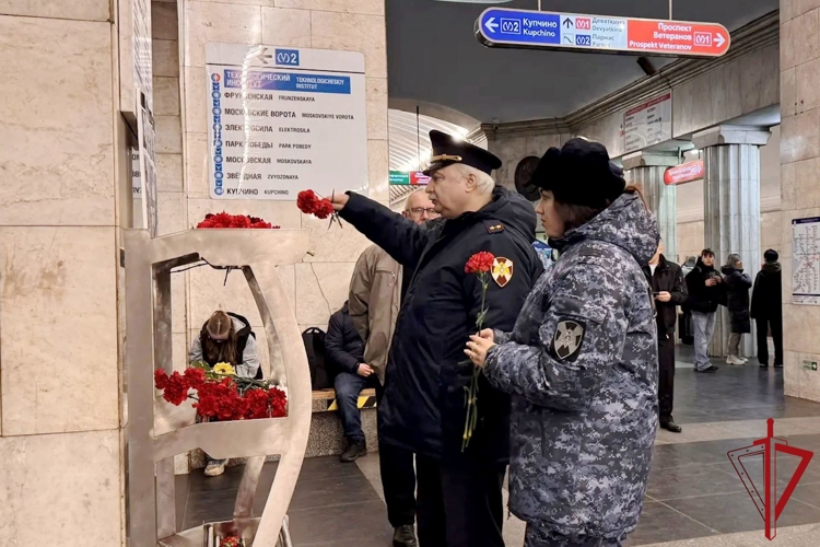 Представители Росгвардии почтили память жертв террористического акта в петербургском метро