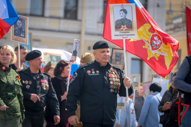 В Санкт-Петербурге сотрудники и военнослужащие Росгвардии обеспечили безопасность шествия "Бессмертного полка"